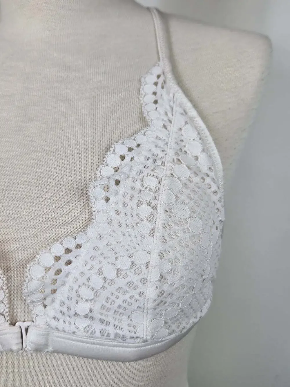Victoria’s Secret White Lace Bralette Racerback Front Closure Bra M Coquette